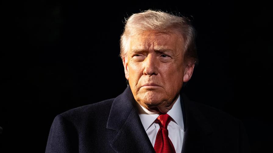 Trump llega a Catar en una breve parada en su viaje hacia Malasia