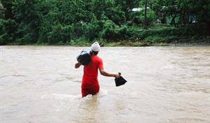 Comunidades siguen incomunicadas en Baní por los efectos del huracán Melissa