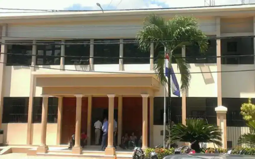 Arrestan a una mujer acusada de maltratar físicamente a su hija de cinco años en Verón Arrestan a una mujer acusada de maltratar físicamente a su hija de cinco años en Verón