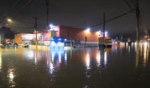 Tormenta Melissa deja inundaciones en calles de El Almirante, Mendoza y Los Trinitarios en SDE