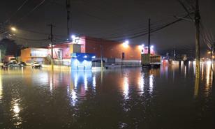 Tormenta Melissa deja inundaciones en calles de El Almirante, Mendoza y Los Trinitarios en SDE