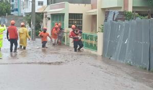 Defensa Civil rescata a varias familias, incluyendo a niños y ancianos, de inundaciones en Baní