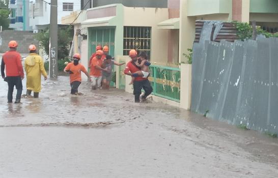 Defensa Civil rescata a varias familias, incluyendo a niños y ancianos, de inundaciones en Baní