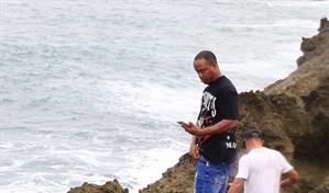 Menor desaparecido en Los Mameyes fue arrastrado por una ola, según niños que lo acompañaban