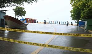 Pese a prohibición, ciudadanos acuden al malecón de Pedernales para observar el fuerte oleaje