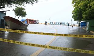 Pese a prohibición, ciudadanos acuden al malecón de Pedernales para observar el fuerte oleaje