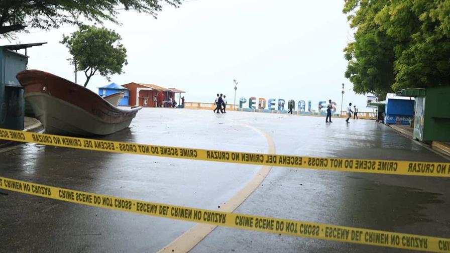 Pese a prohibición, ciudadanos acuden al malecón de Pedernales para observar el fuerte oleaje Pese a prohibición, ciudadanos acuden al malecón de Pedernales para observar el fuerte oleaje