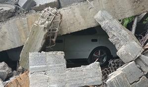 Médico y obrero se salvan de milagro al colapsar vivienda en San Cristóbal