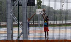 Niños juegan en las calles y se bañan bajo la lluvia tras la tormenta