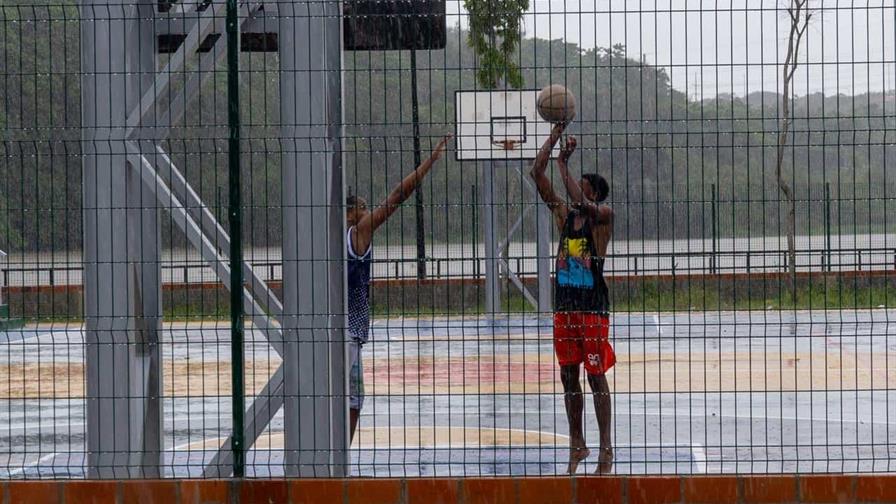 Niños juegan en las calles y se bañan bajo la lluvia tras la tormenta