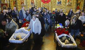 Kiev dice adiós a periodistas Olena Gubanova y Yevgeny Karmazin, muertos en un ataque ruso