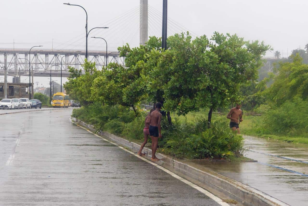 Niños jugando en medio de la lluvia en La Ciénaga este 27 de octubre de 2025.