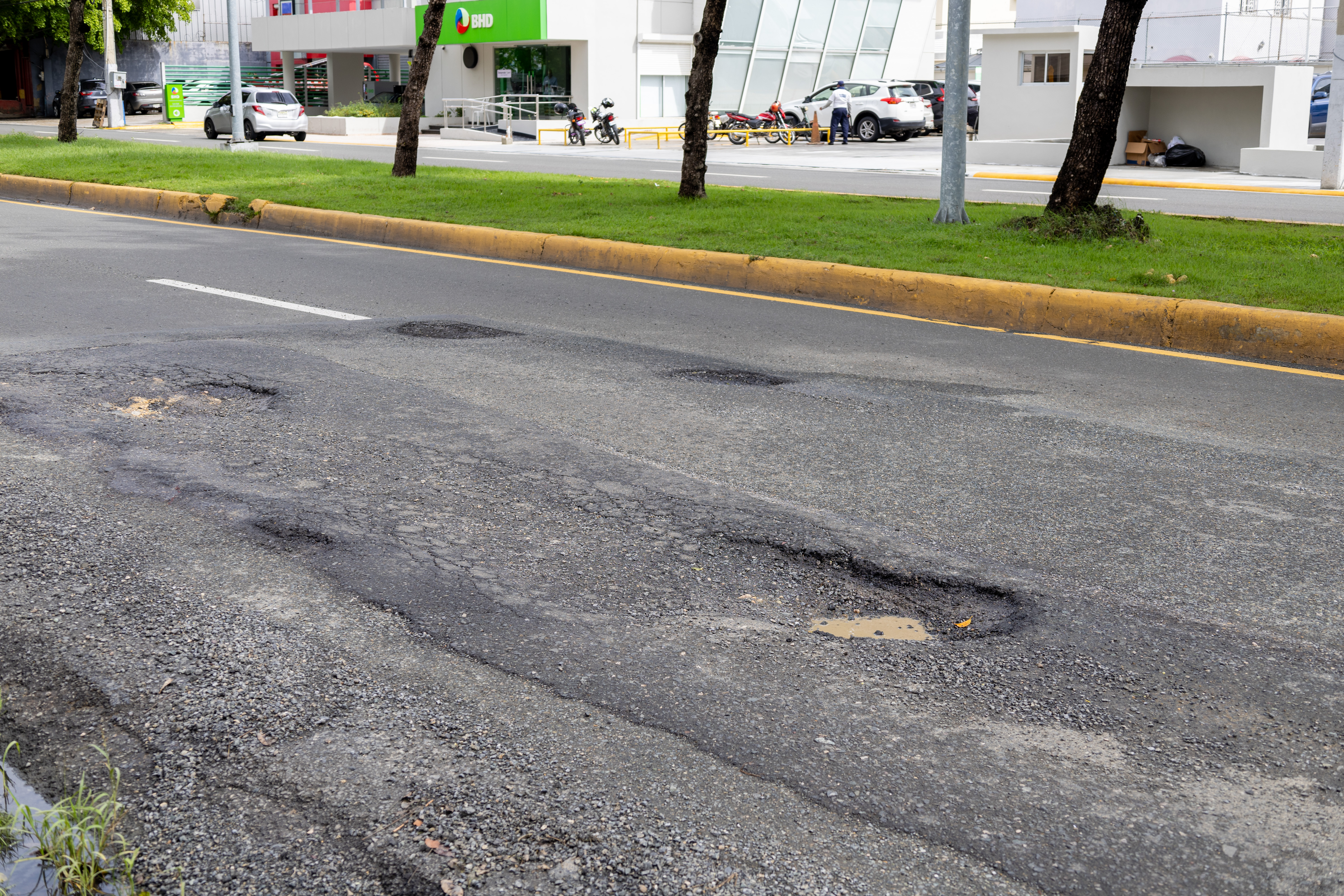 Hoyos en la avenida Núñez de Cáceres.