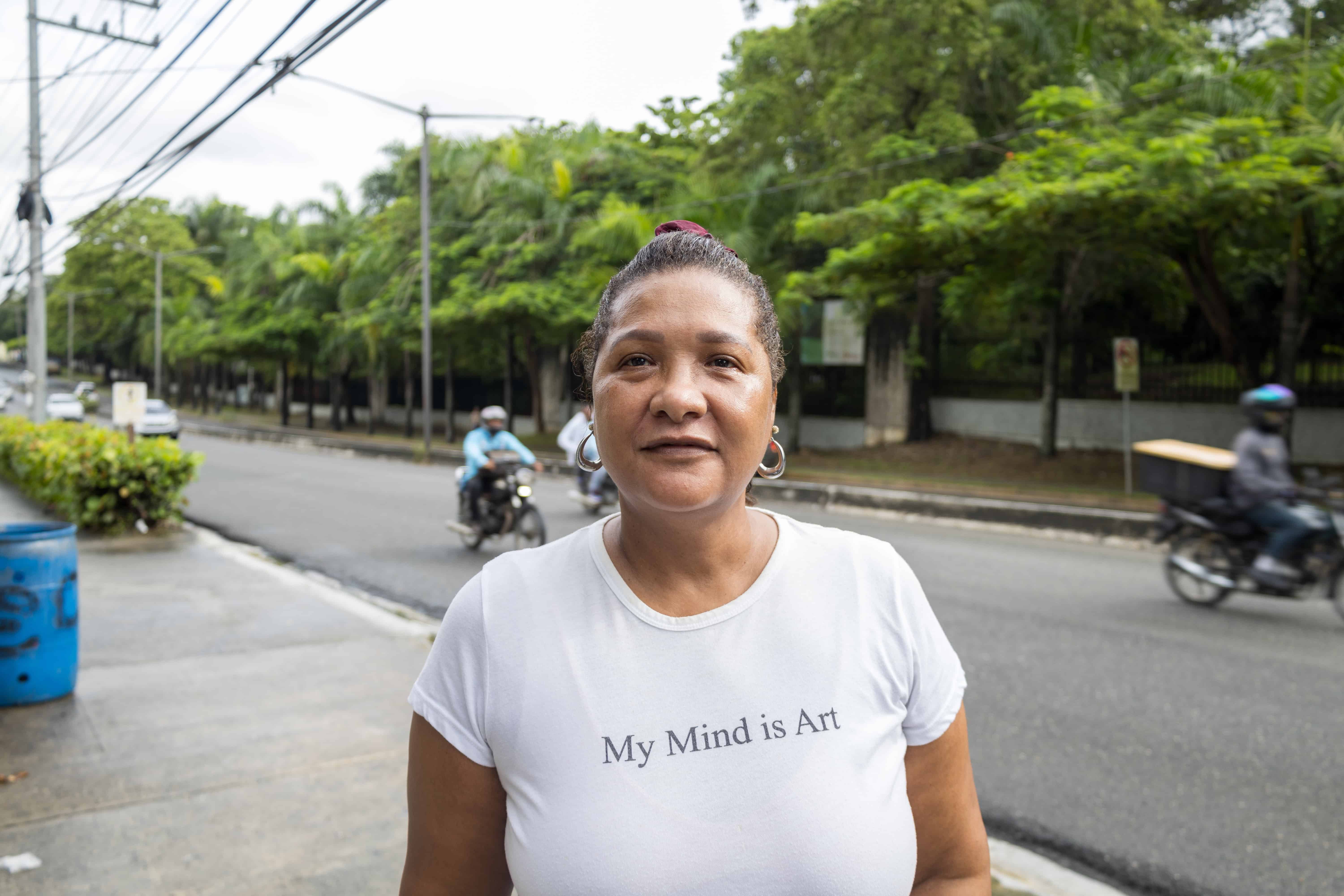 <font dir=auto style=vertical-align: inherit;><font dir=auto style=vertical-align: inherit;>Maribel Piñera, una residente y transeúnte en la avenida República de Colombia. </font></font>