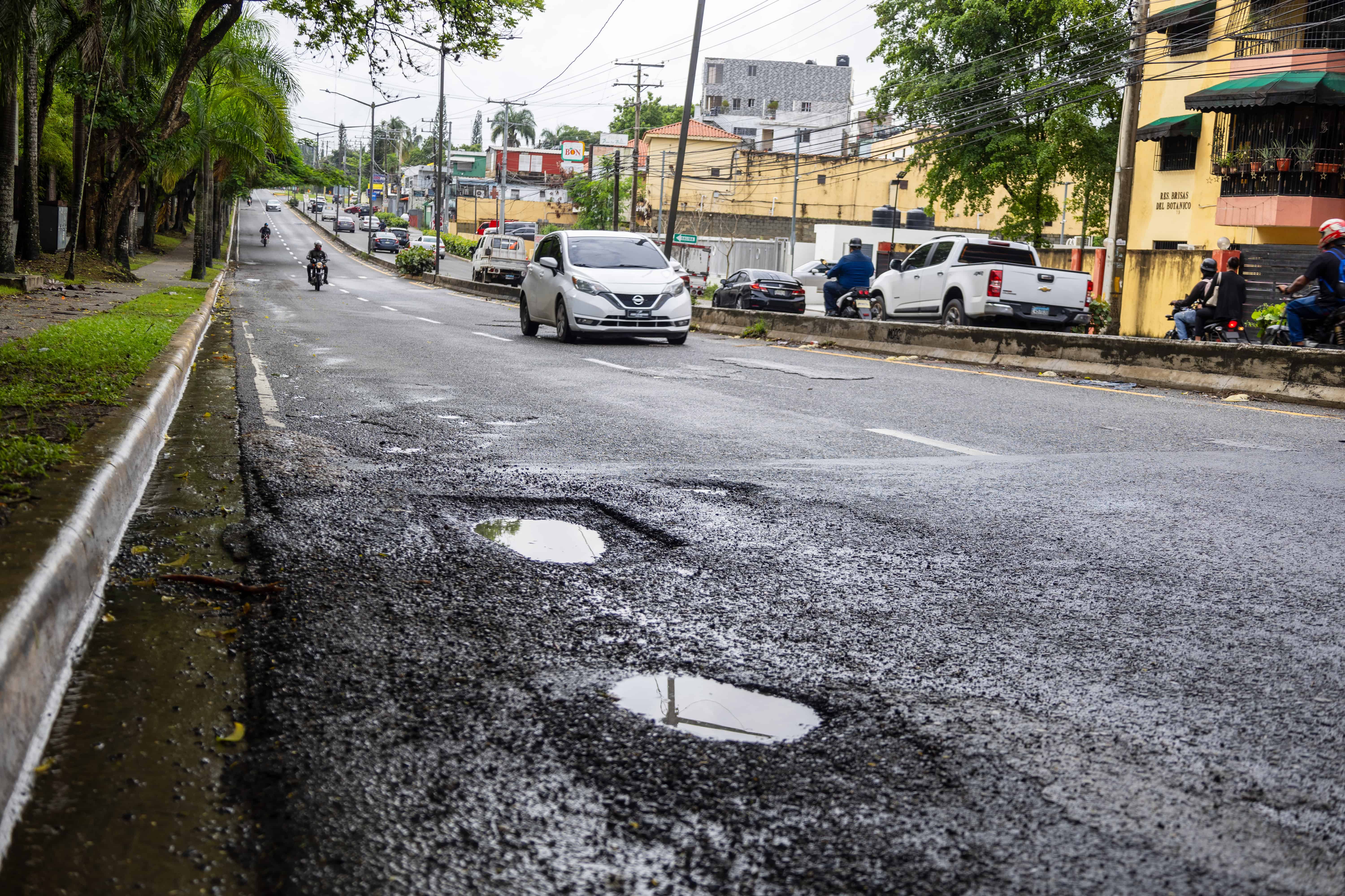 Así se encuentran los baches en la avenida República de Colombia.