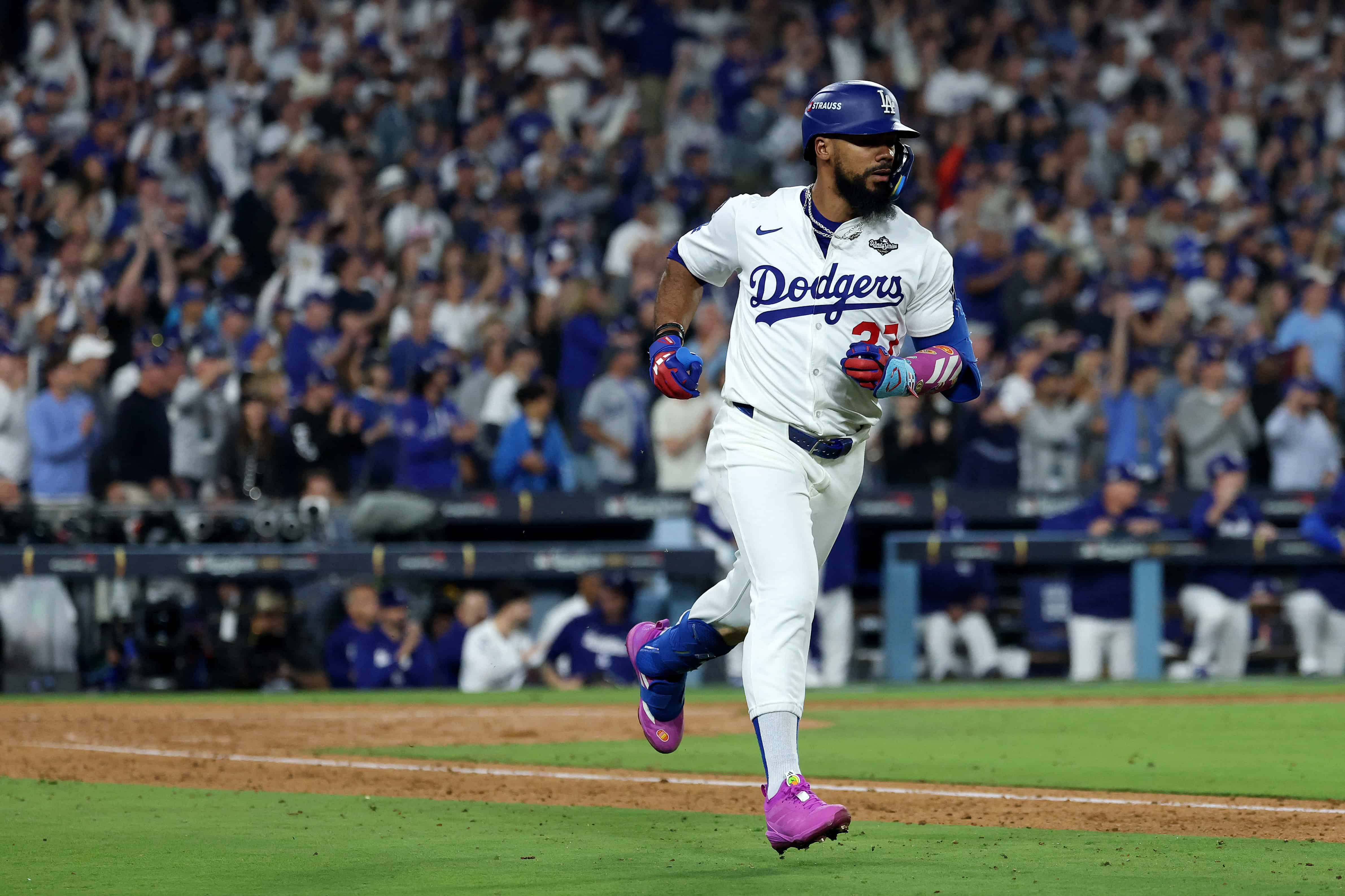 Teoscar Hernández #37 de los Dodgers de Los Ángeles conecta un sencillo durante la décima entrada contra los Azulejos de Toronto en el tercer juego de la Serie Mundial 2025 en el Dodger Stadium.