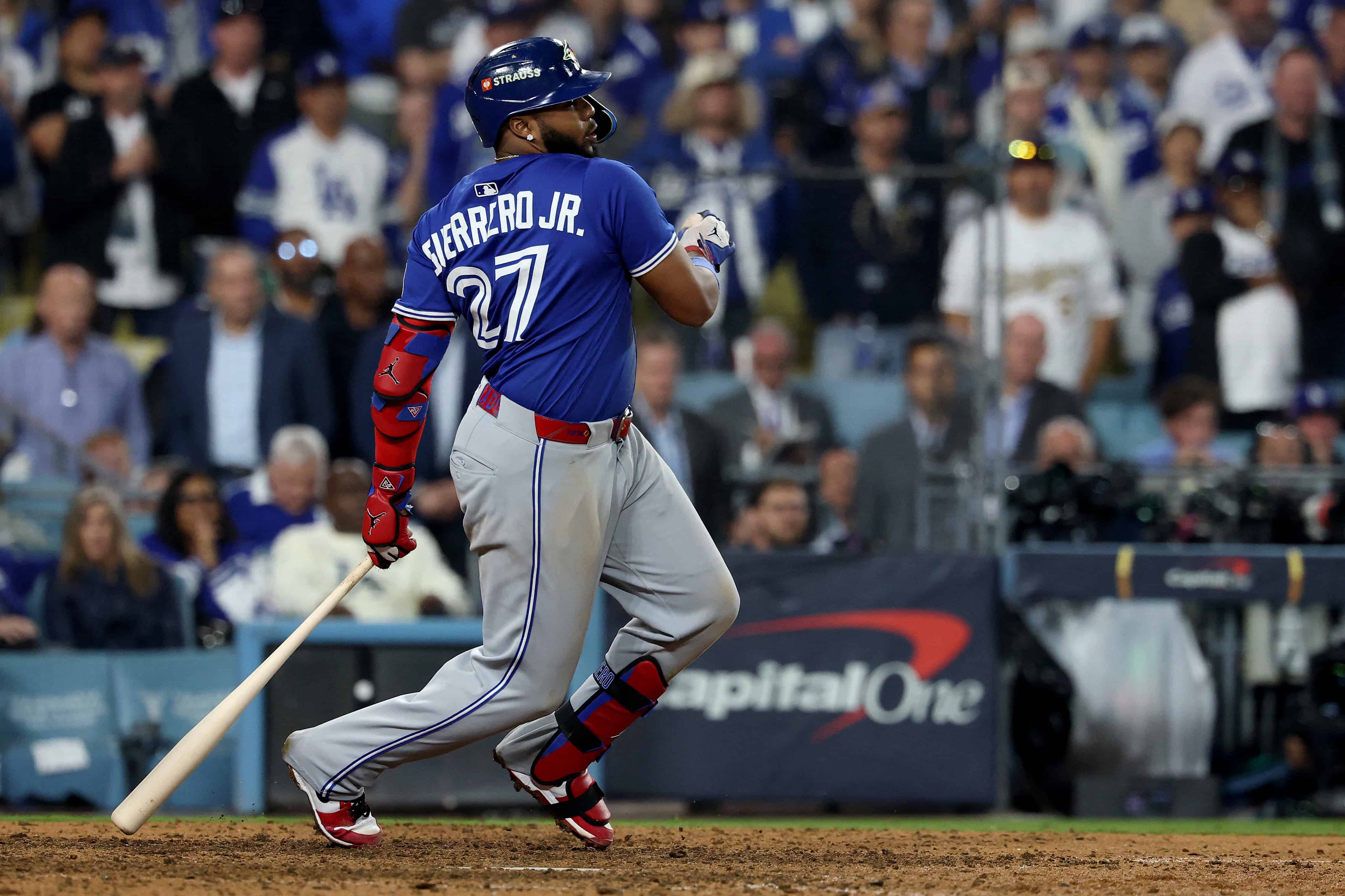 Vladimir Guerrero Jr. #27 de los Toronto Blue Jays conecta un sencillo durante la entrada 15 contra los Dodgers de Los Ángeles en el tercer juego de la Serie Mundial 2025 en el Dodger Stadium.