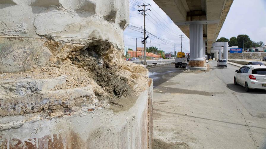 Obreros trabajan en columna del Metro Los Alcarrizos que presentó filtraciones por lluvias