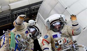 Cosmonautas rusos efectúan la segunda caminata espacial en un mes para instalar equipos