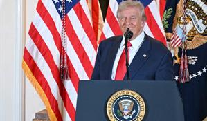 Trump bromea con que a veces perturba a los mercados con sus políticas