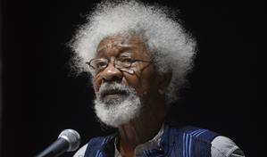 El Nobel de Literatura nigeriano Wole Soyinka denuncia que Estados Unidos revocó su visado