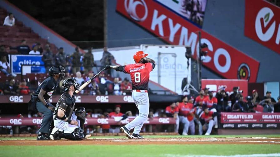 Con jonrones de Guzmán, Navarro y Brito, Leones aplastan a Gigantes Con jonrones de Guzmán, Navarro y Brito, Leones aplastan a Gigantes