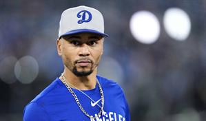 Mookie Betts gana el premio Roberto Clemente