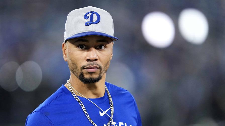 Mookie Betts gana el premio Roberto Clemente