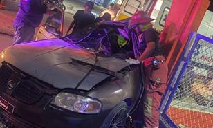 Muere un conductor tras impactar su vehículo contra una columna en La Altagracia