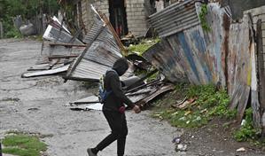 Cerca de 240 mil clientes sin luz en Jamaica por las fuertes lluvias del huracán Melissa