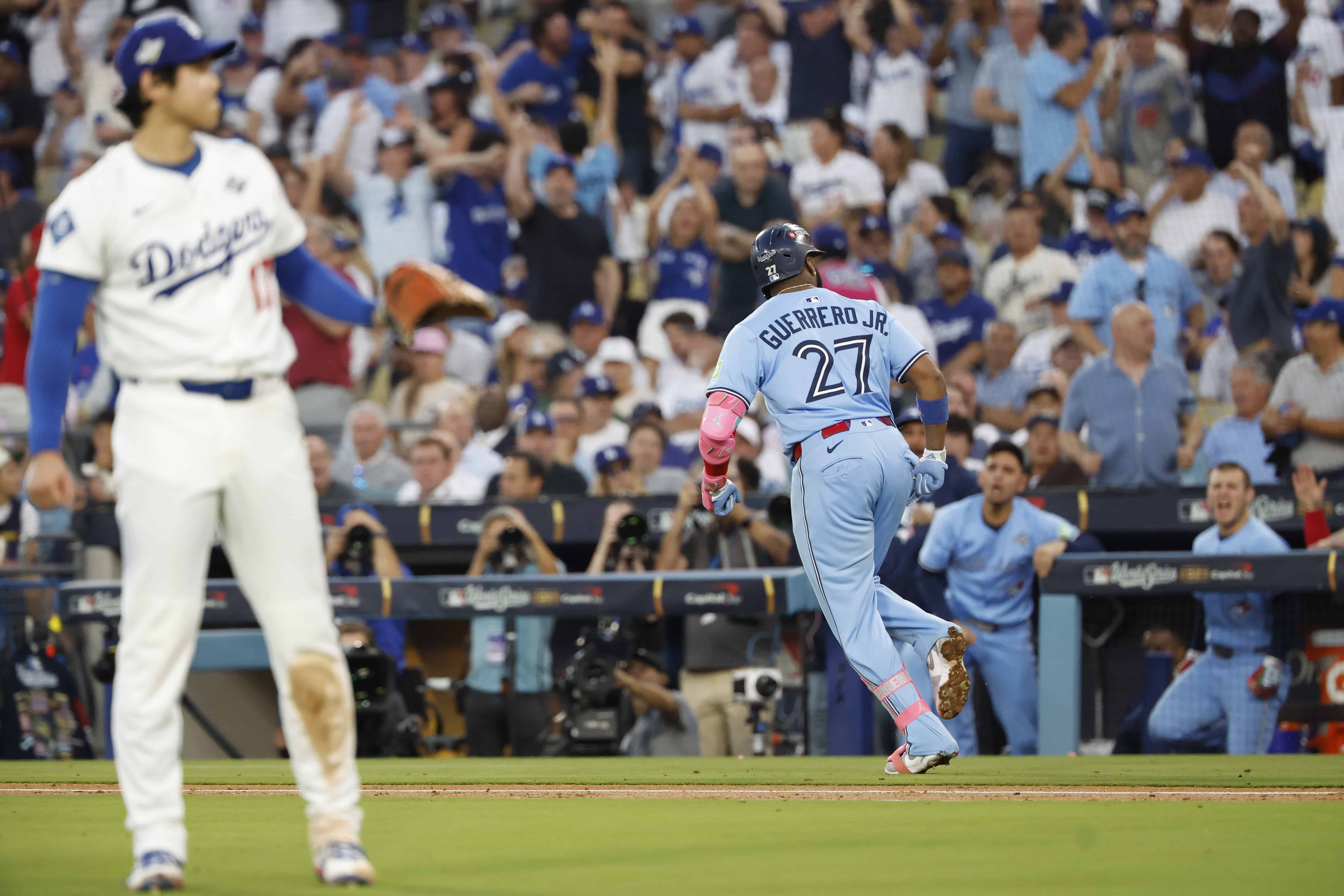 Toronto Blue Jays Vladimir Guerrero Jr. (R) reacciona hacia el dugout de los Blue Jays después de golpear un jonrón de dos carreras desde un lanzamiento del lanzador de los Dodgers de Los Ángeles, Shohei Ohtani (L) durante la tercera entrada del cuarto juego de la Serie Mundial de la MLB entre los Blue Jays de Toronto y los Dodgers de Los Ángeles en Los Ángeles, California, EE. UU., el 28 de octubre de 2025. 