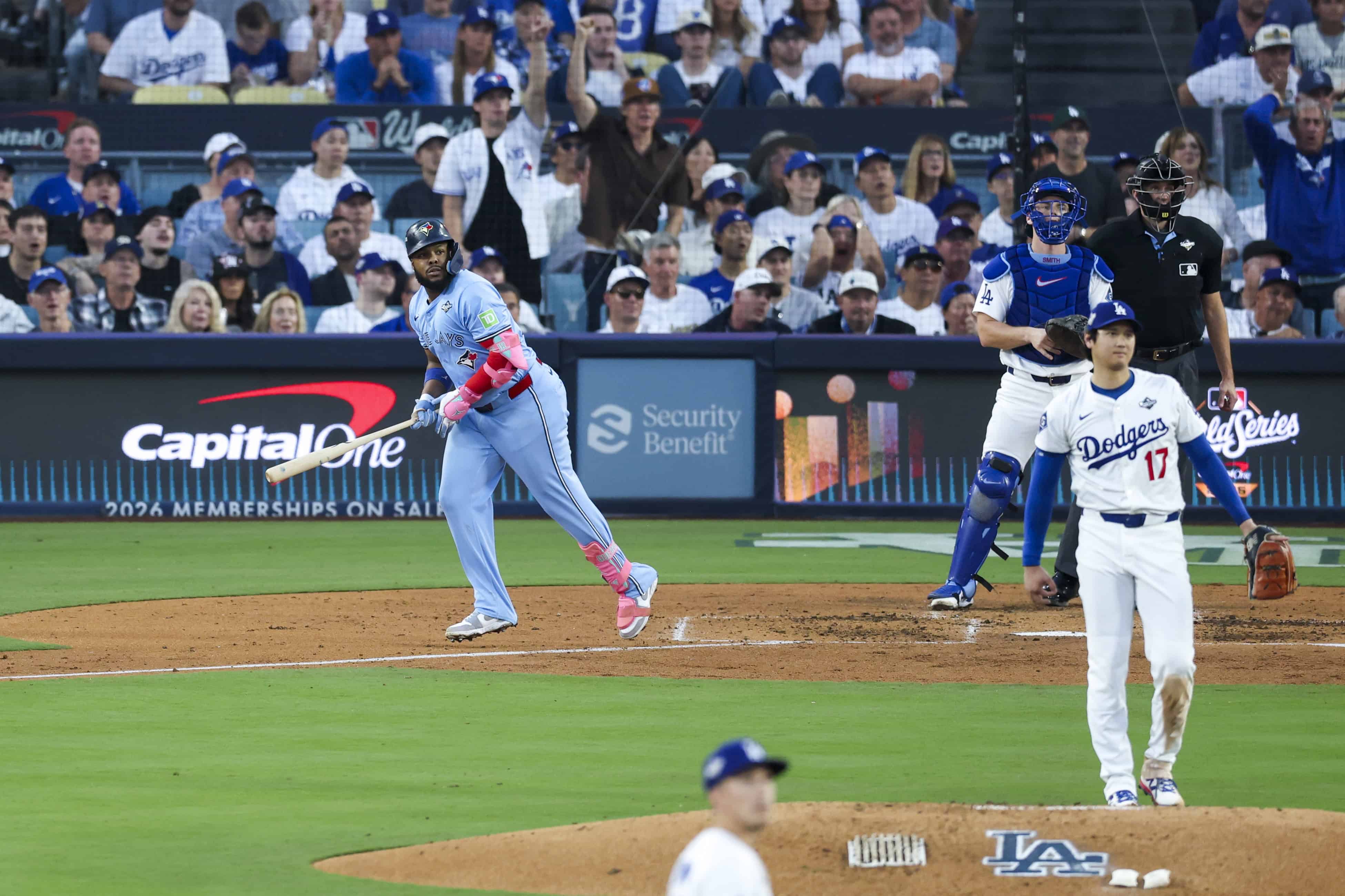 El primera base de los Toronto Blue Jays, Vladimir Guerrero Jr., batea un jonrón contra, Shohei Ohtani, durante el cuarto partido de la Serie Mundial de la MLB entre los Toronto Blue Jays y los Dodgers de Los Ángeles en Los Ángeles, California, EE. UU., el 28 de octubre de 2025. 