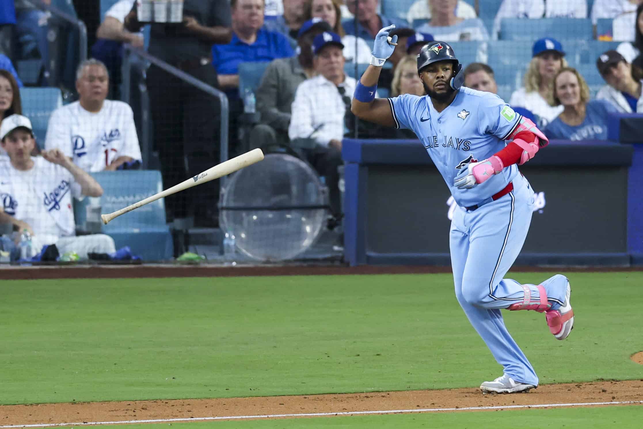 <br>El primera base de los Toronto Blue Jays, Vladimir Guerrero Jr., batea un jonrón contra el jugador de dos vías de los Dodgers de Los Ángeles, Shohei Ohtani, durante el cuarto partido de la Serie Mundial de la MLB entre los Toronto Blue Jays y los Dodgers de Los Ángeles en Los Ángeles, California, EE. UU., el 28 de octubre de 2025. CENA EFE/EPA/ALLISON