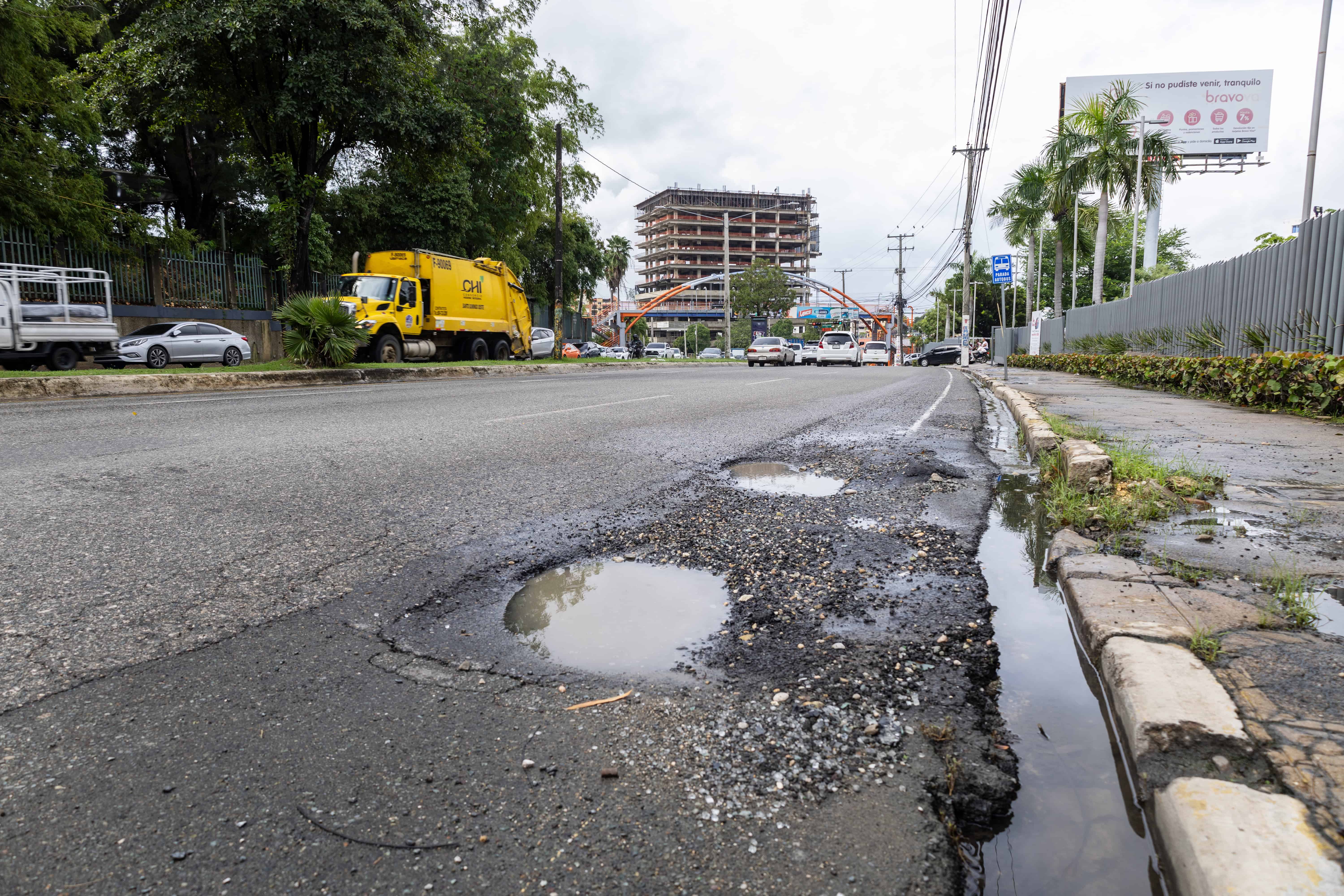 Tras las lluvias ocasionadas por el huracán Melissa, varios hoyos quedaron al descubierto en distintas avenidas del Distrito Nacional