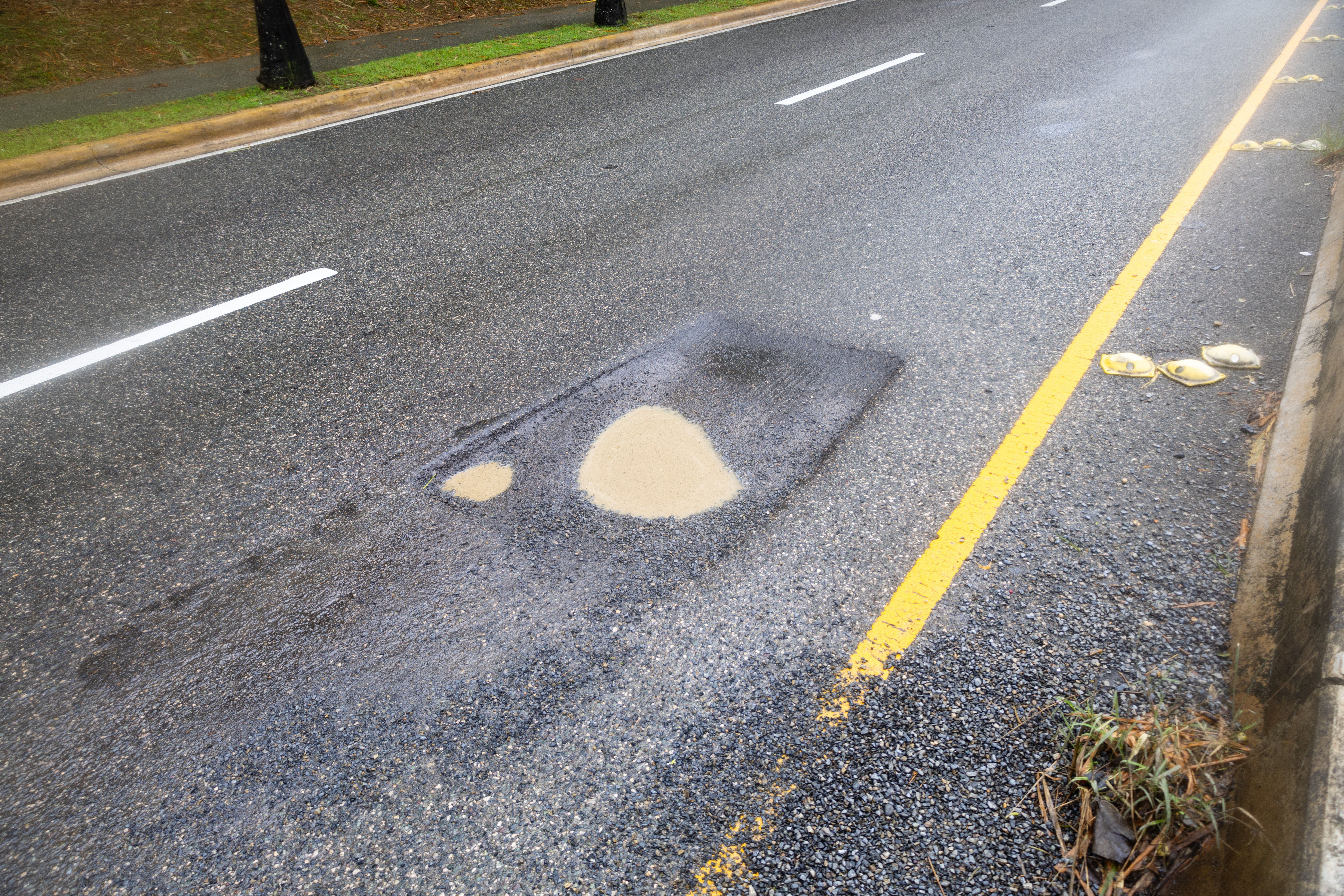 Los baches en las calles reaparecieron tras las fuertes lluvias.