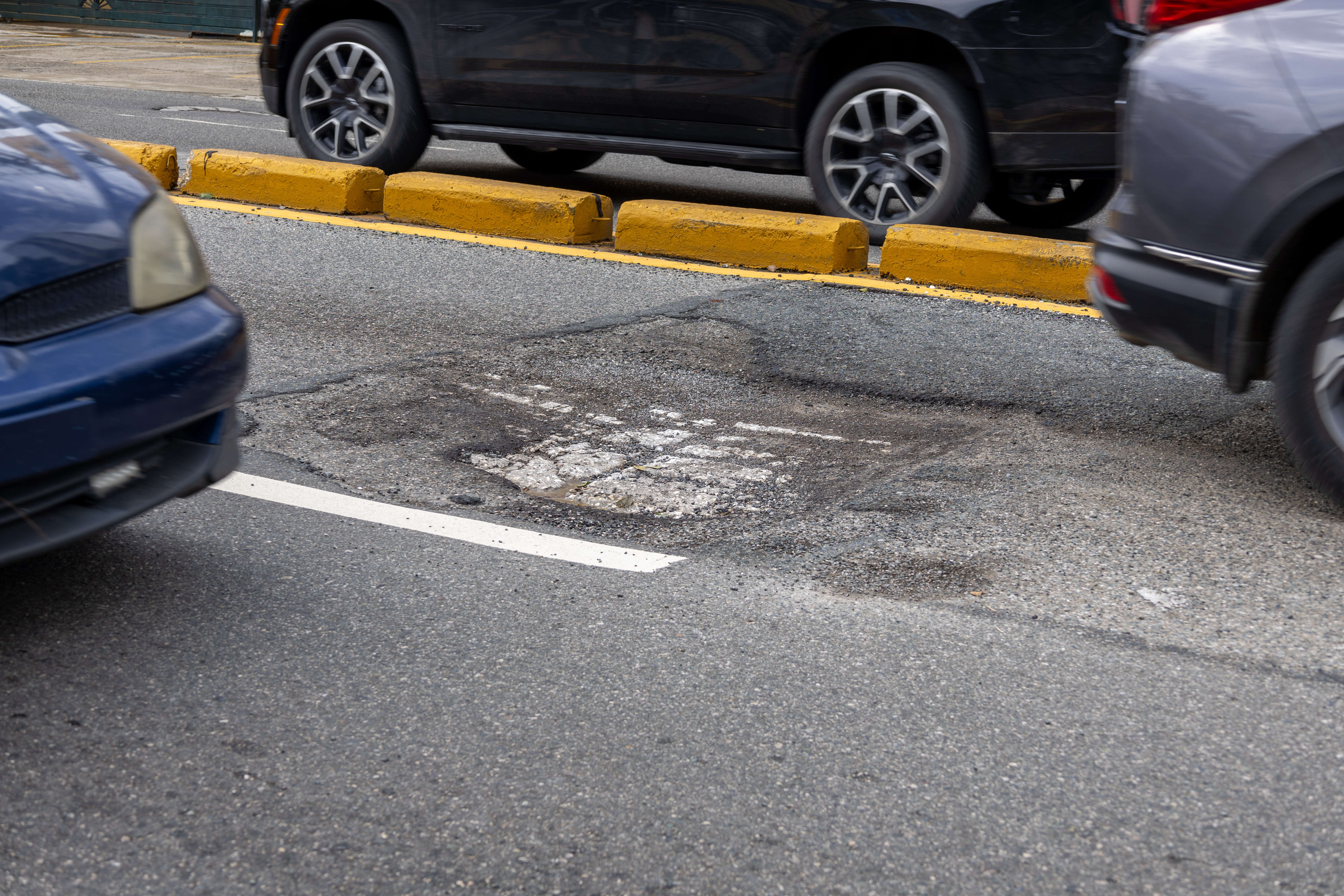 Baches que figuran en avenidas del Distrito Nacional.