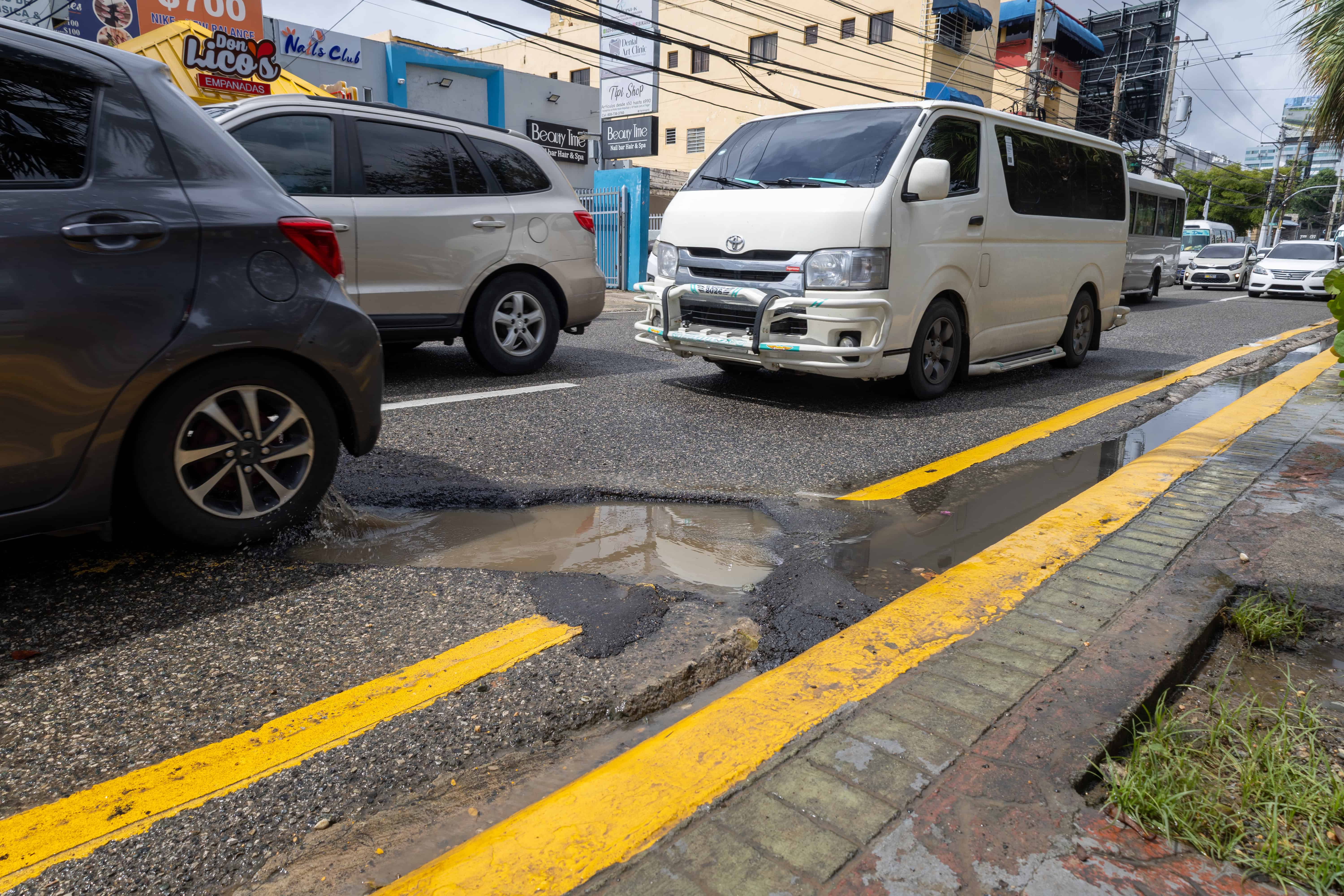 Los hoyos en la intersección de Abraham Lincoln con Correa y Cidrón
