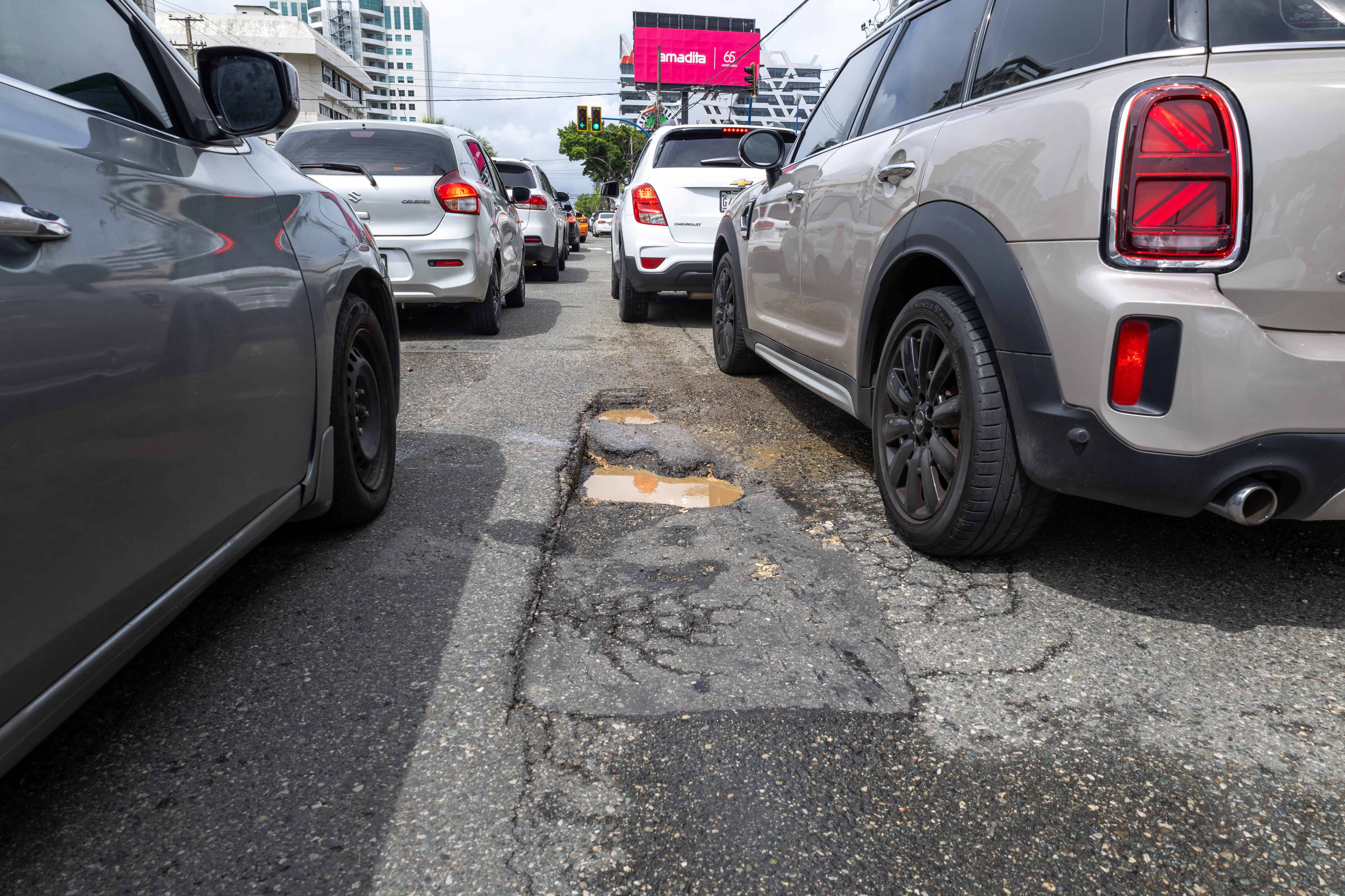 Baches en la avenida la avenida Abraham Lincoln.