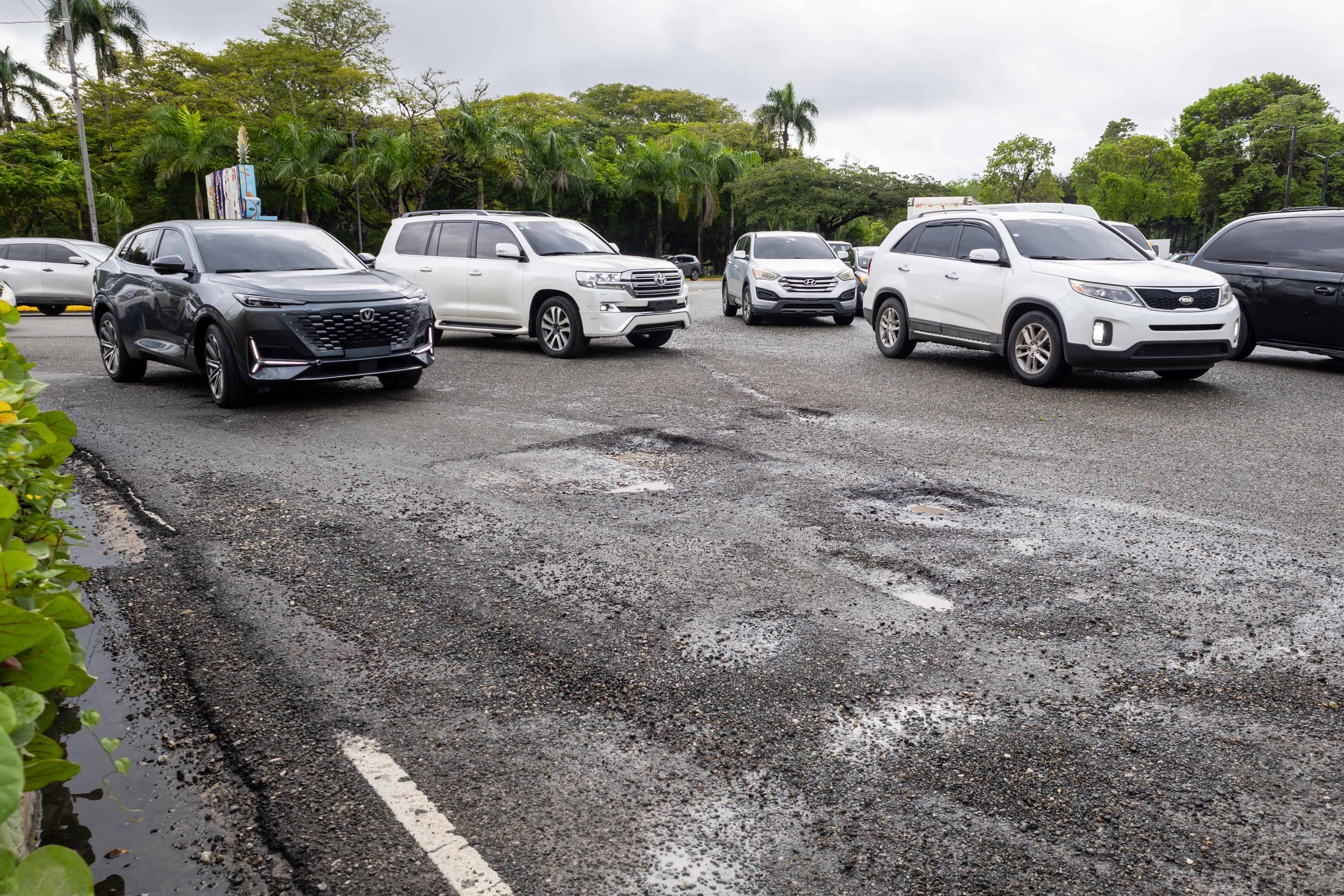 Hoyos en la avenida República de Colombia esquina Los Próceres, frente a Garden Plaza, en el Distrito Nacional,