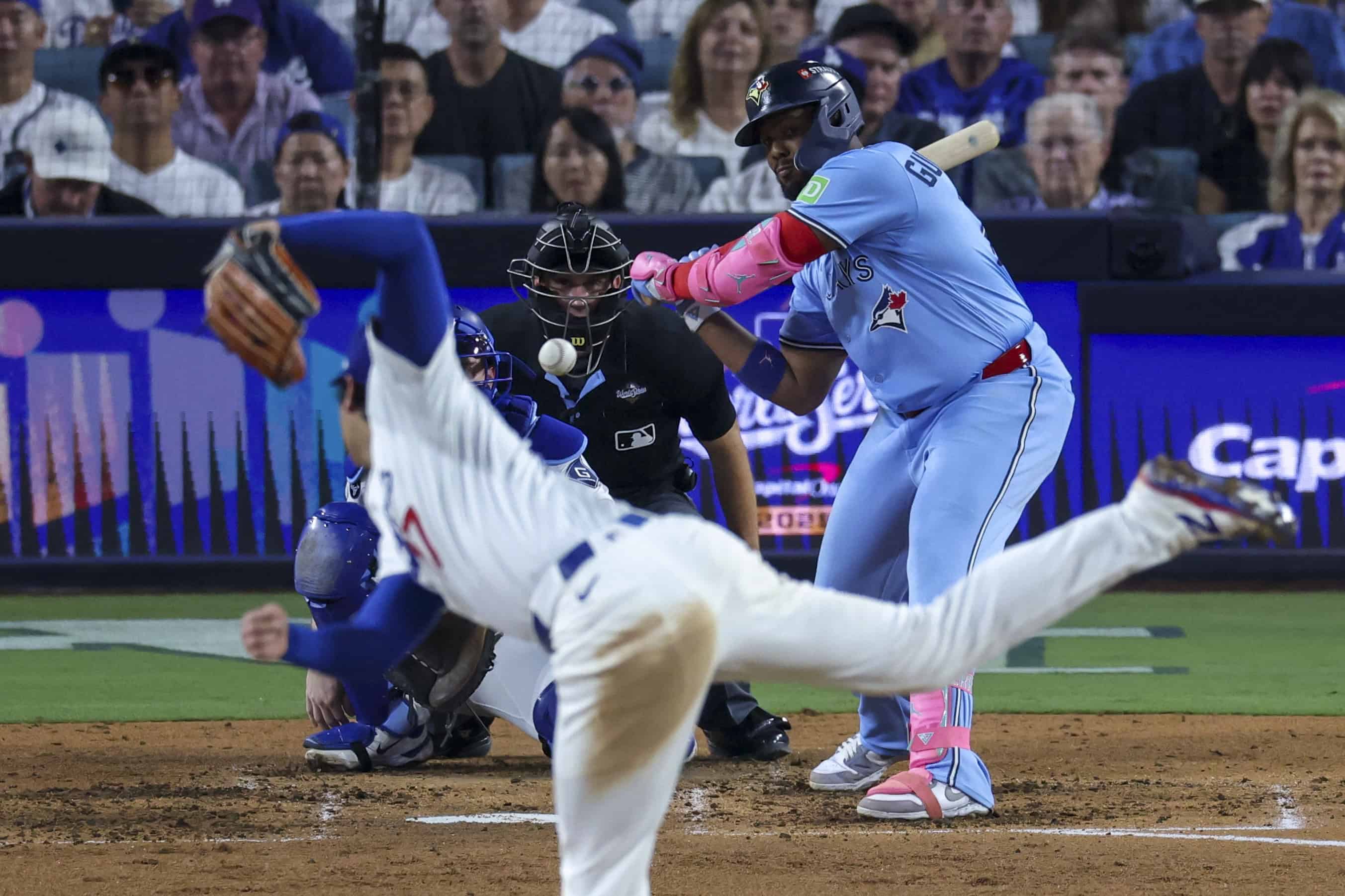 Shohei Ohtani, lanza contra el primera base de los Toronto Blue Jays, Vladimir Guerrero Jr., en la quinta entrada del cuarto partido de la Serie Mundial de la MLB entre los Blue Jays de Toronto y los Dodgers de Los Ángeles, California, EE. UU., el 28 de octubre de 2025. 