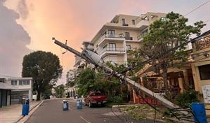 Un camión derriba dos postes eléctricos y deja sin energía zona del sector Los Prados