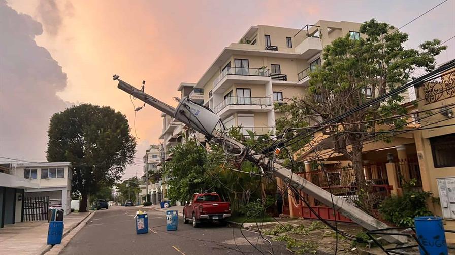 Un camión derriba dos postes eléctricos y deja sin energía zona del sector Los Prados Un camión derriba dos postes eléctricos y deja sin energía zona del sector Los Prados