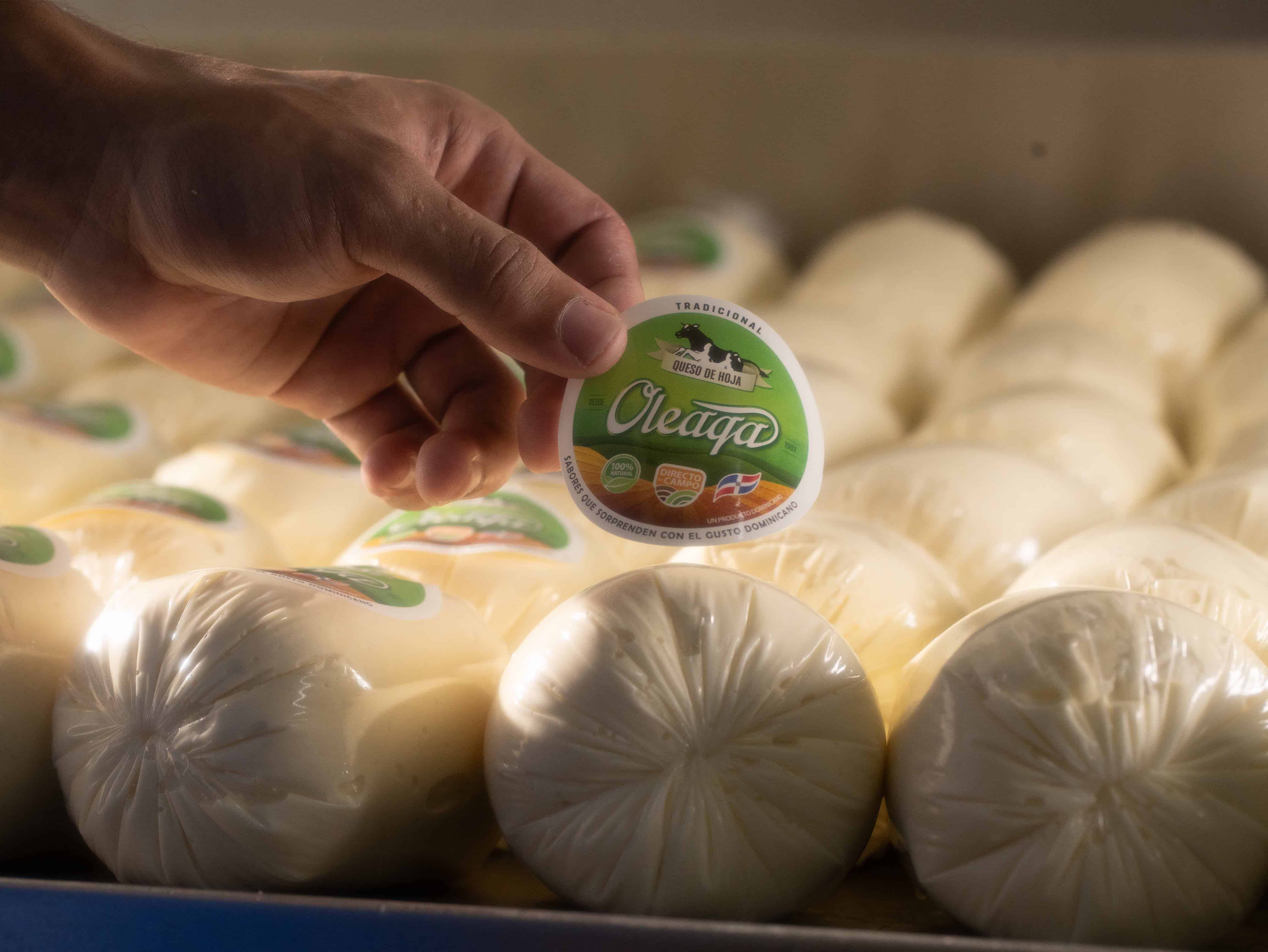 Colocando etiquetas Quesos Oleaga