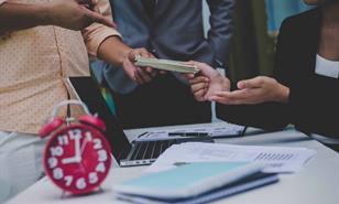 ¿Cómo se ha comportado el gasto de intereses de la deuda pública?