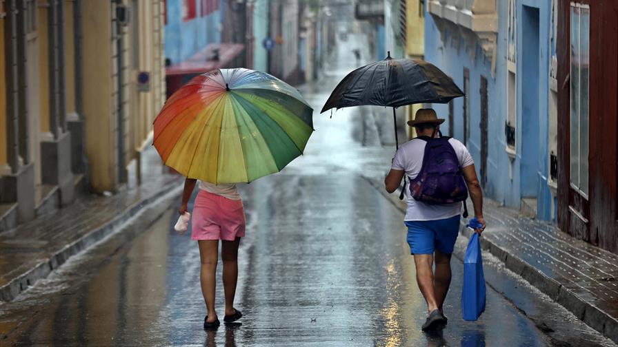 Cubanos se refugian lejos de la costa ante la llegada de huracán Melissa Cubanos se refugian lejos de la costa ante la llegada de huracán Melissa