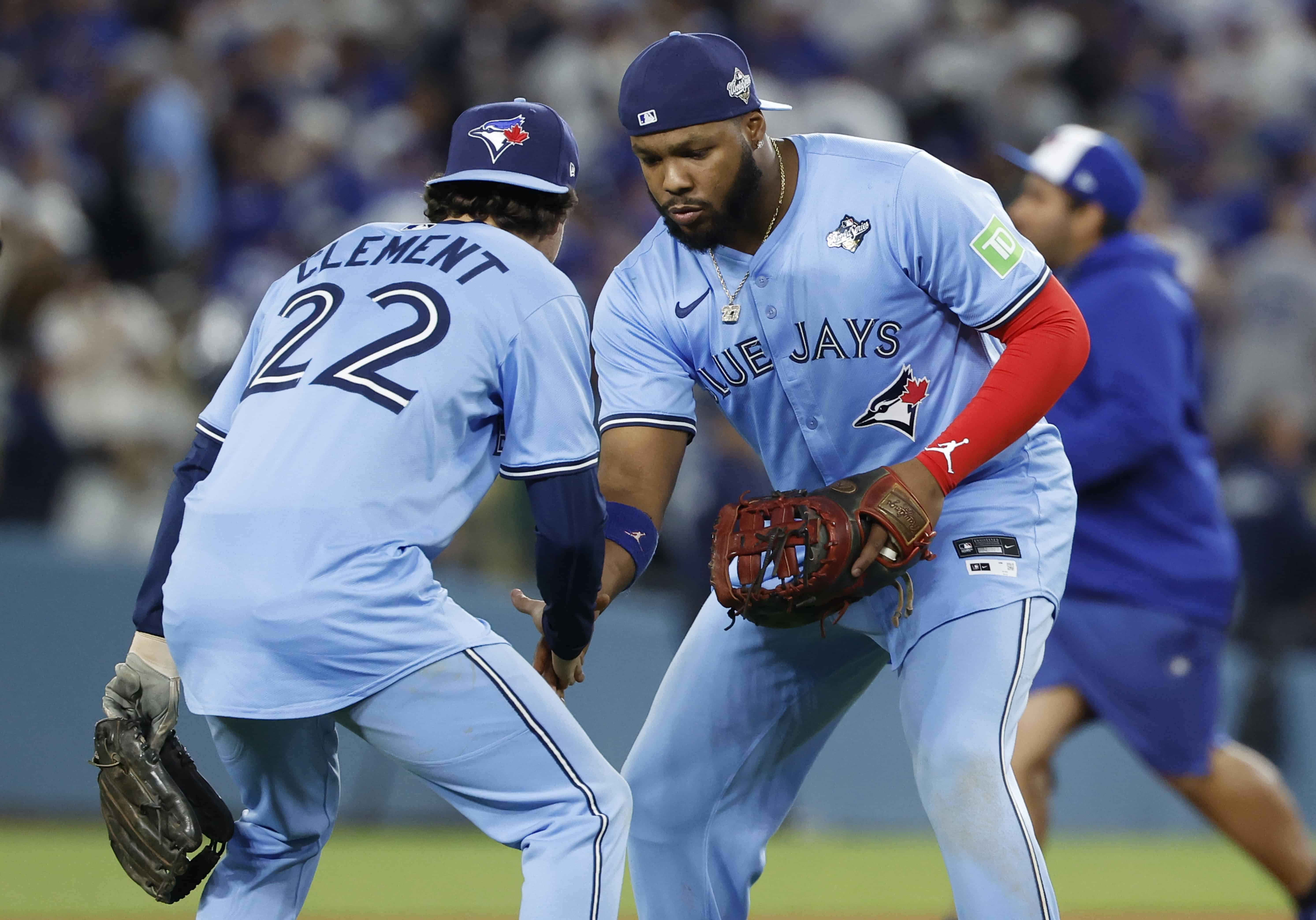 El primera base de los Toronto Blue Jays, Vladimir Guerrero Jr. (R) y el tercera base de los Toronto Blue Jays, Ernie Clement (L), celebran con su ritual de victoria al final del partido después de derrotar a los Dodgers de Los Ángeles en la parte inferior de la novena entrada del juego cuatro de la Serie Mundial de la MLB entre los Blue Jays de Toronto y los Dodgers de Los Ángeles en Los Ángeles, California, EE. UU., el 28 de octubre de 2025. 