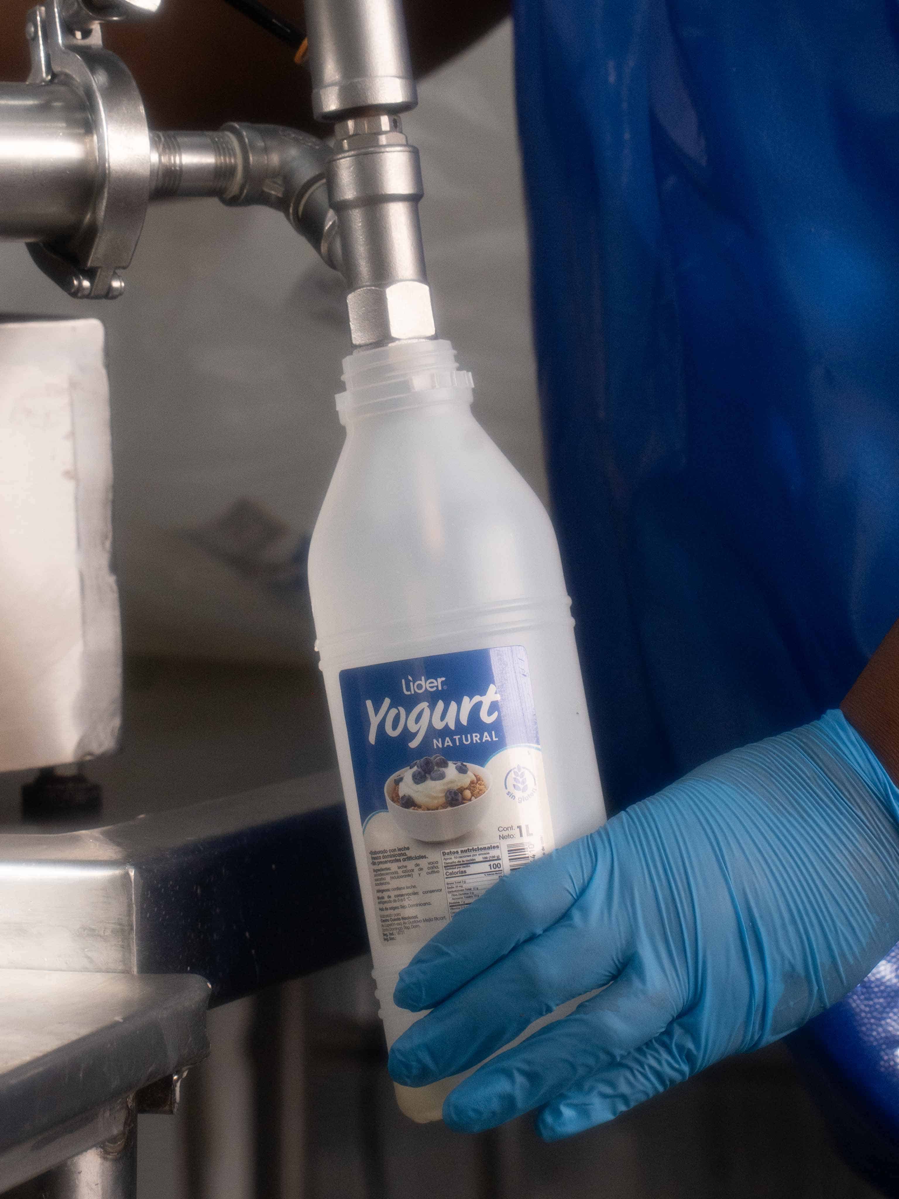 Envasando yogurt Líder, proveedor Quesos Oleaga