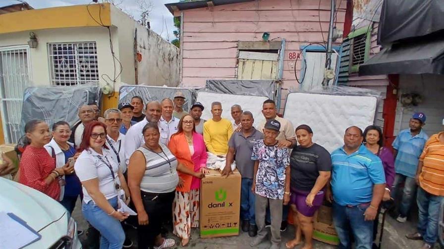 Gobierno asiste a familias afectadas por incendio en un sector de Santiago Gobierno asiste a familias afectadas por incendio en un sector de Santiago