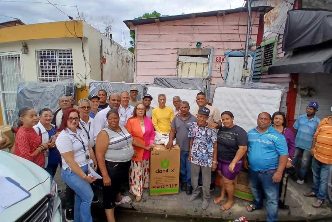 Gobierno asiste a familias afectadas por incendio en un sector de Santiago