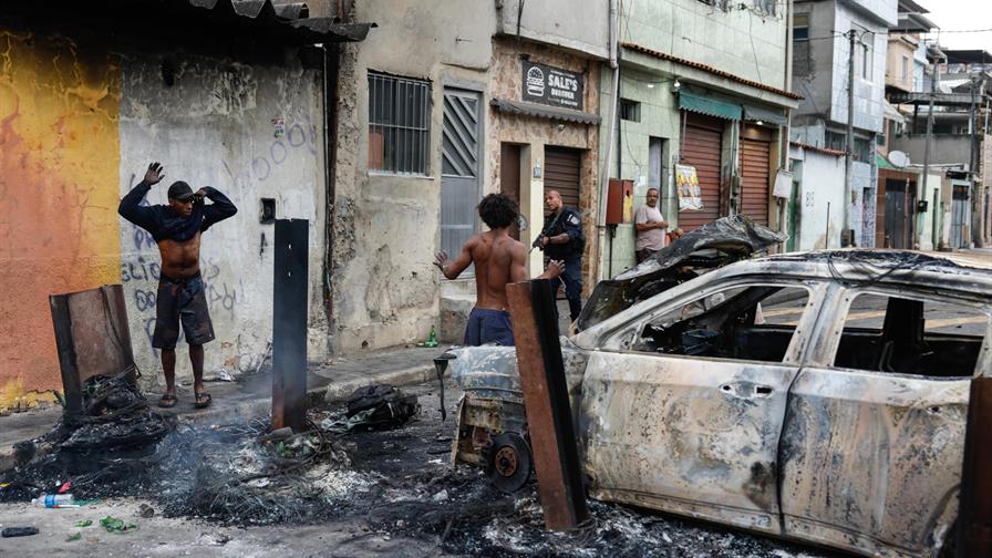 Habitantes de las favelas en Río de Janeiro hallan 40 cadáveres tras la operación policial